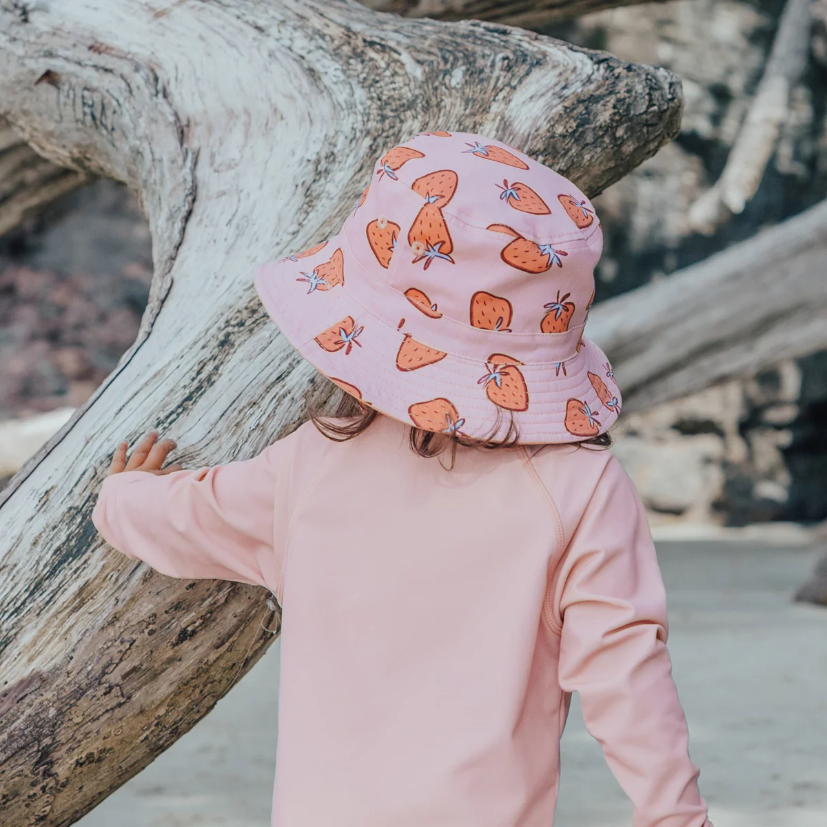 REVERSIBLE BUCKET HAT Strawberry Splash - Image 7